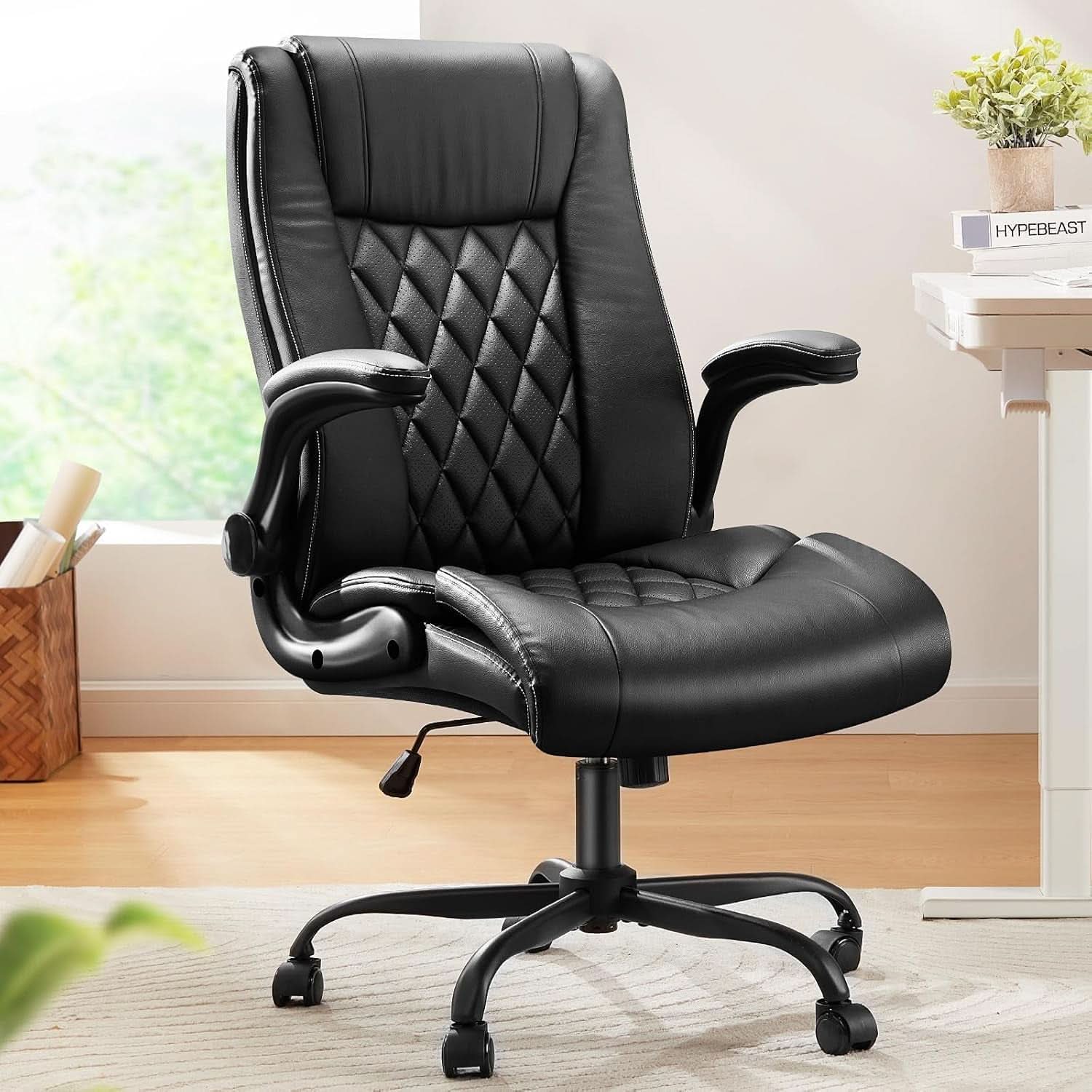 Silla de oficina ejecutiva con reposabrazos abatibles de piel sintética negra