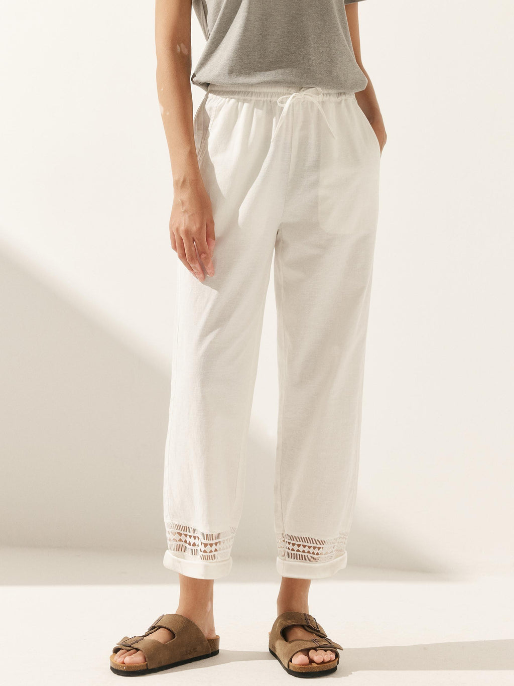 Pantalón RITA de lino con encaje calado, costura, cintura elástica y largo hasta el tobillo