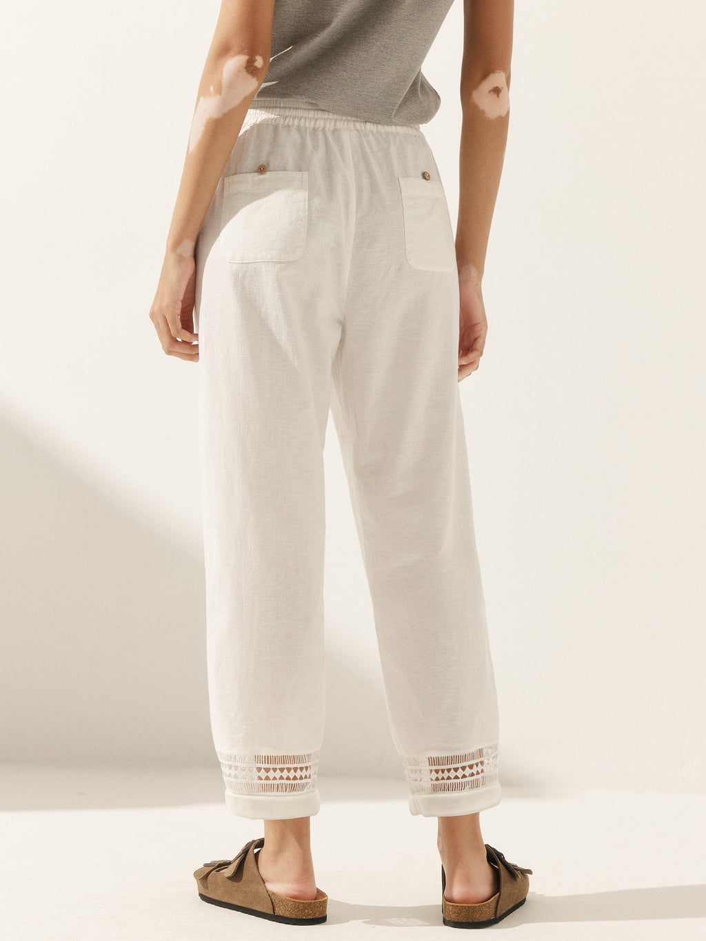 Pantalón RITA de lino con encaje calado, costura, cintura elástica y largo hasta el tobillo