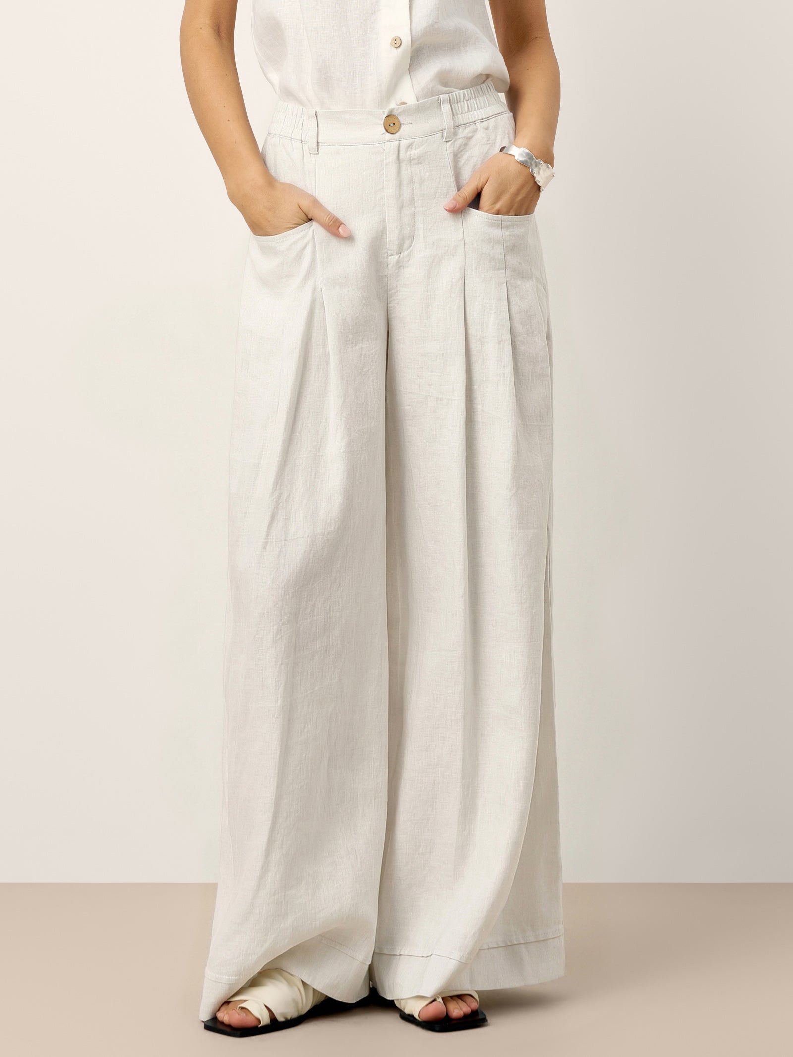 Pantalones VERIDIANA de lino 100% con pliegues esculpidos y espalda elástica, de corte relajado