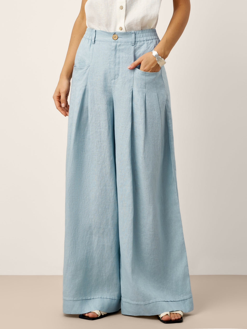 Pantalones VERIDIANA de lino 100% con pliegues esculpidos y espalda elástica, de corte relajado