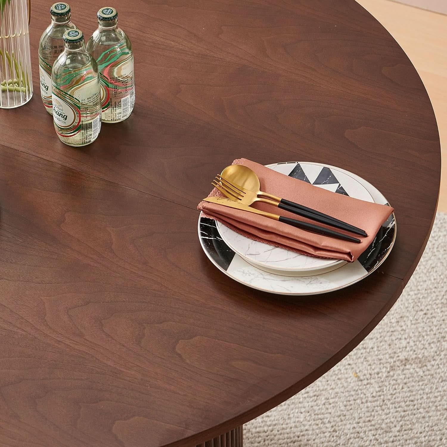 Juego de comedor redondo de cuarenta y siete pulgadas, sillas con vetas de madera con acabado nogal