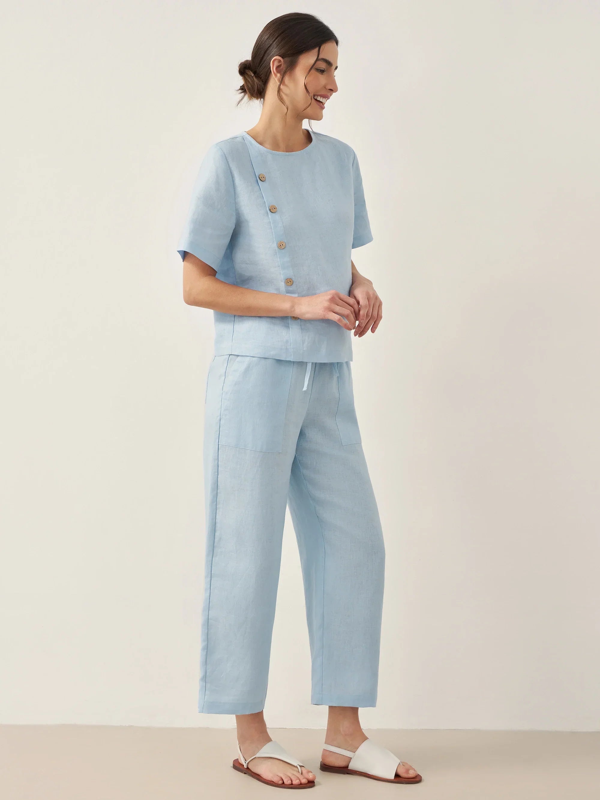 Conjunto JOSIE de top de manga corta con cuello redondo y detalle de botones y pantalón 100% lino
