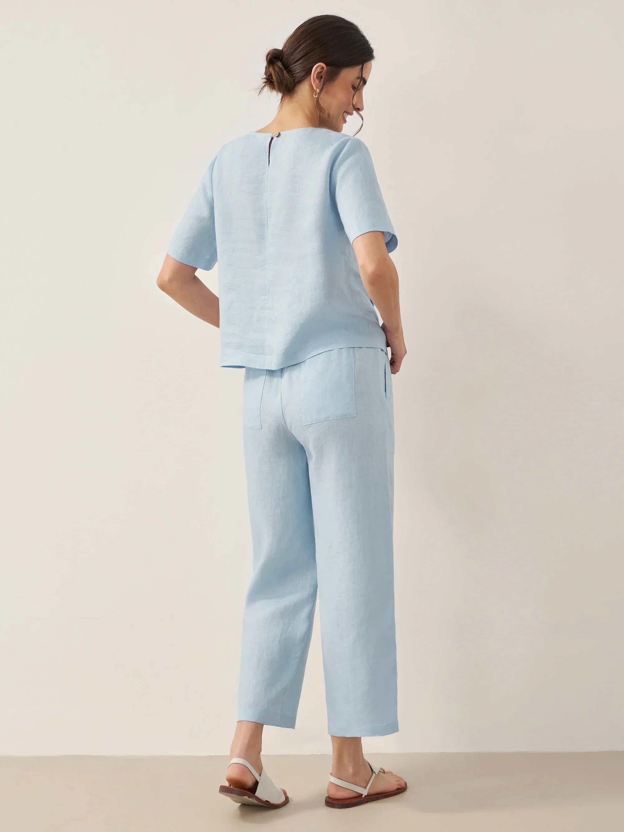 Conjunto JOSIE de top de manga corta con cuello redondo y detalle de botones y pantalón 100% lino