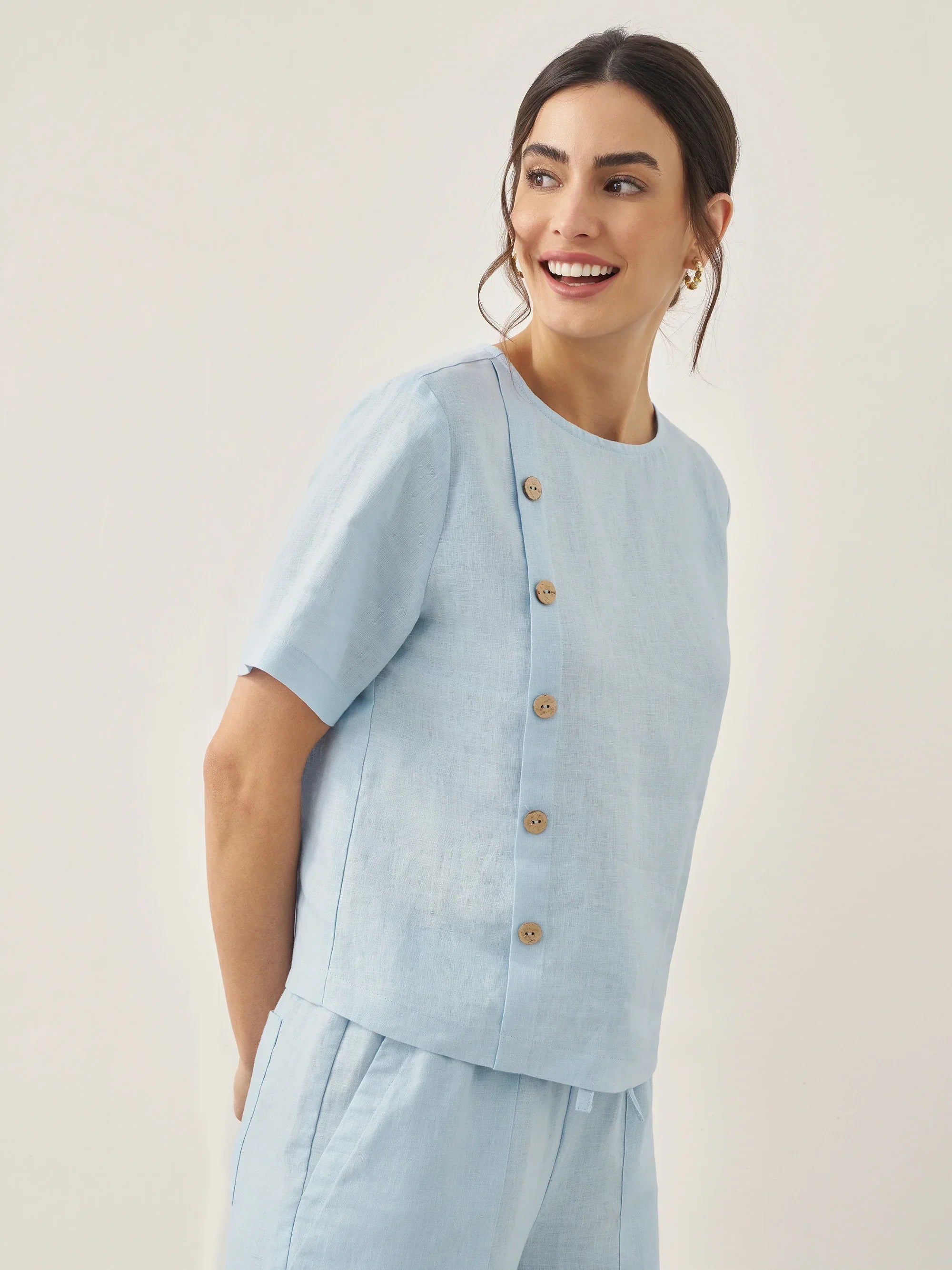 Conjunto JOSIE de top de manga corta con cuello redondo y detalle de botones y pantalón 100% lino