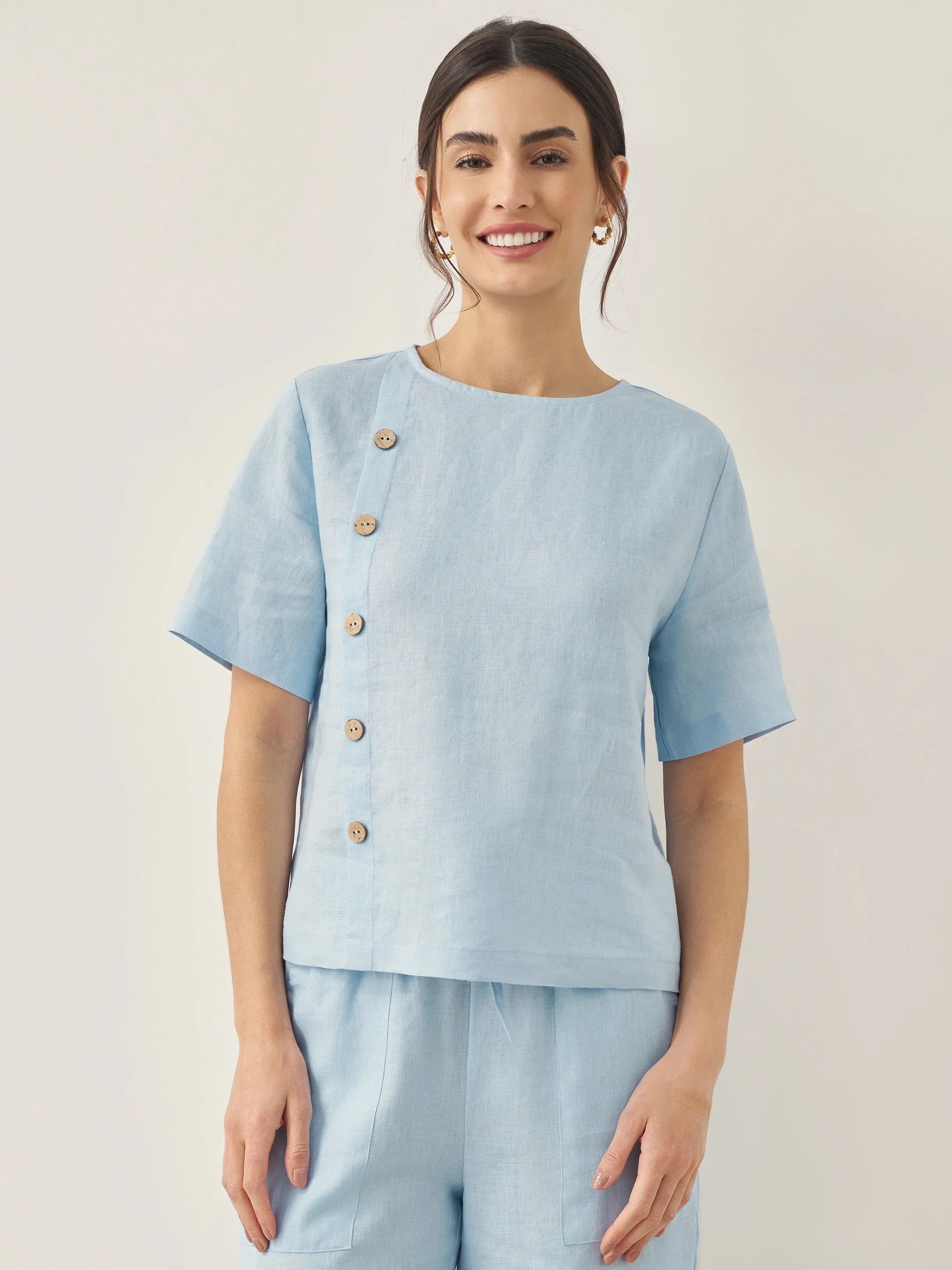 Conjunto JOSIE de top de manga corta con cuello redondo y detalle de botones y pantalón 100% lino