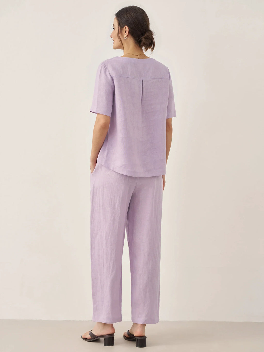 Conjunto de Top de Manga Corta con Cuello Redondo, Detalles de Botones y Pantalones 100% Lino SASHA