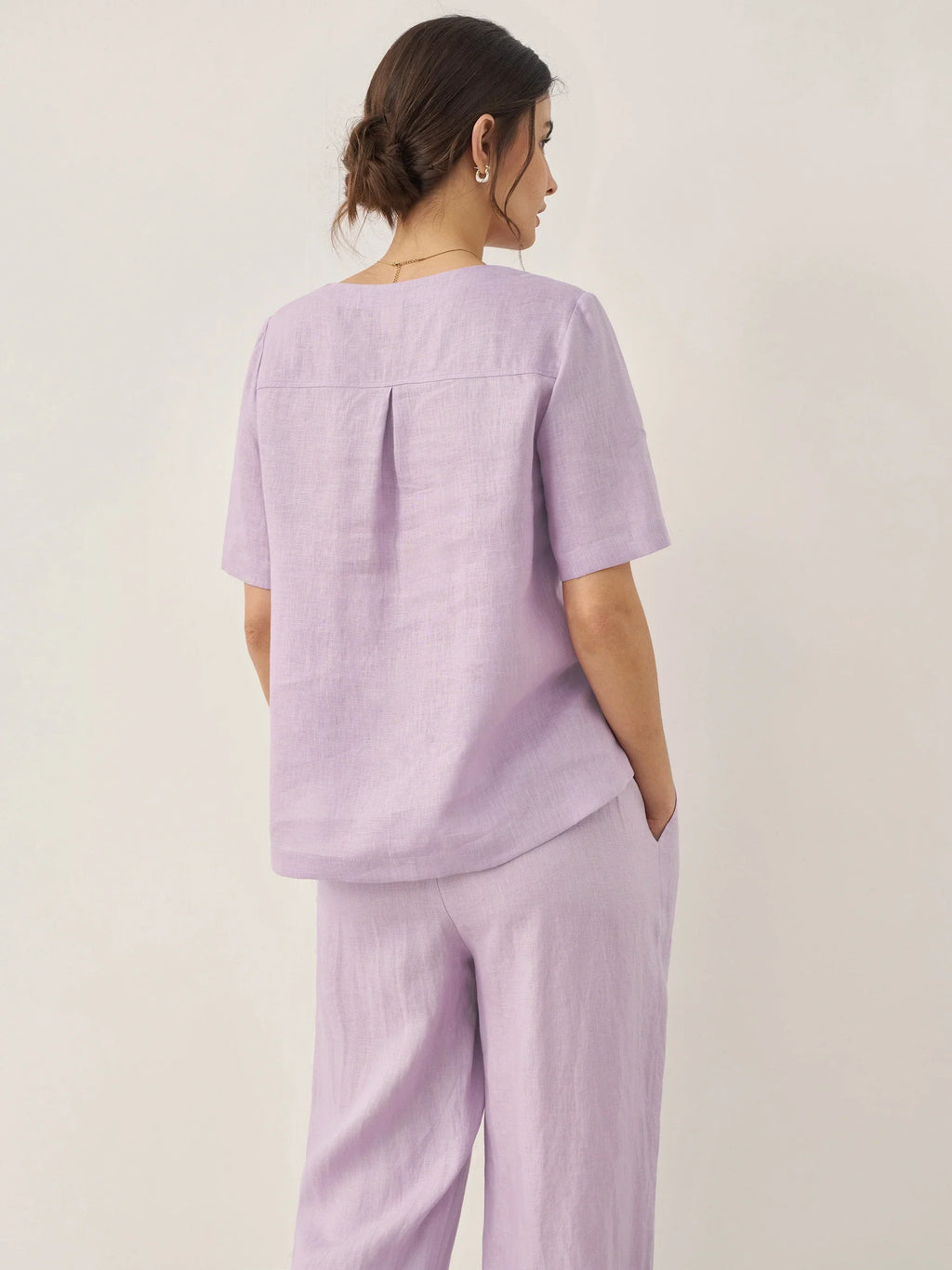 Conjunto de Top de Manga Corta con Cuello Redondo, Detalles de Botones y Pantalones 100% Lino SASHA