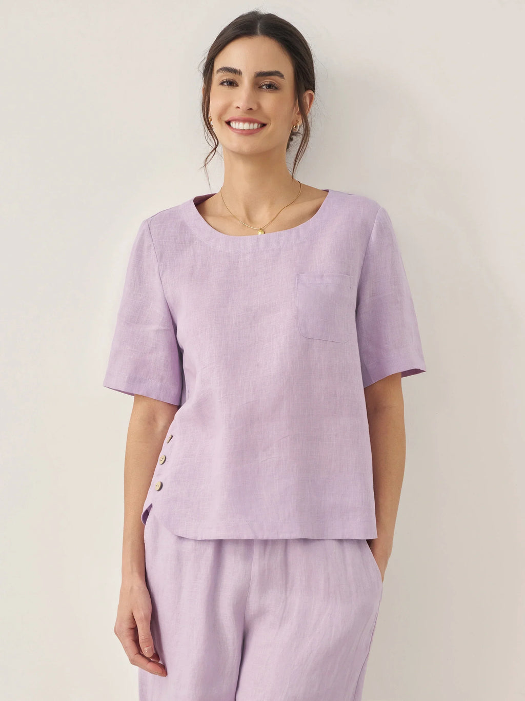 Conjunto de Top de Manga Corta con Cuello Redondo, Detalles de Botones y Pantalones 100% Lino SASHA