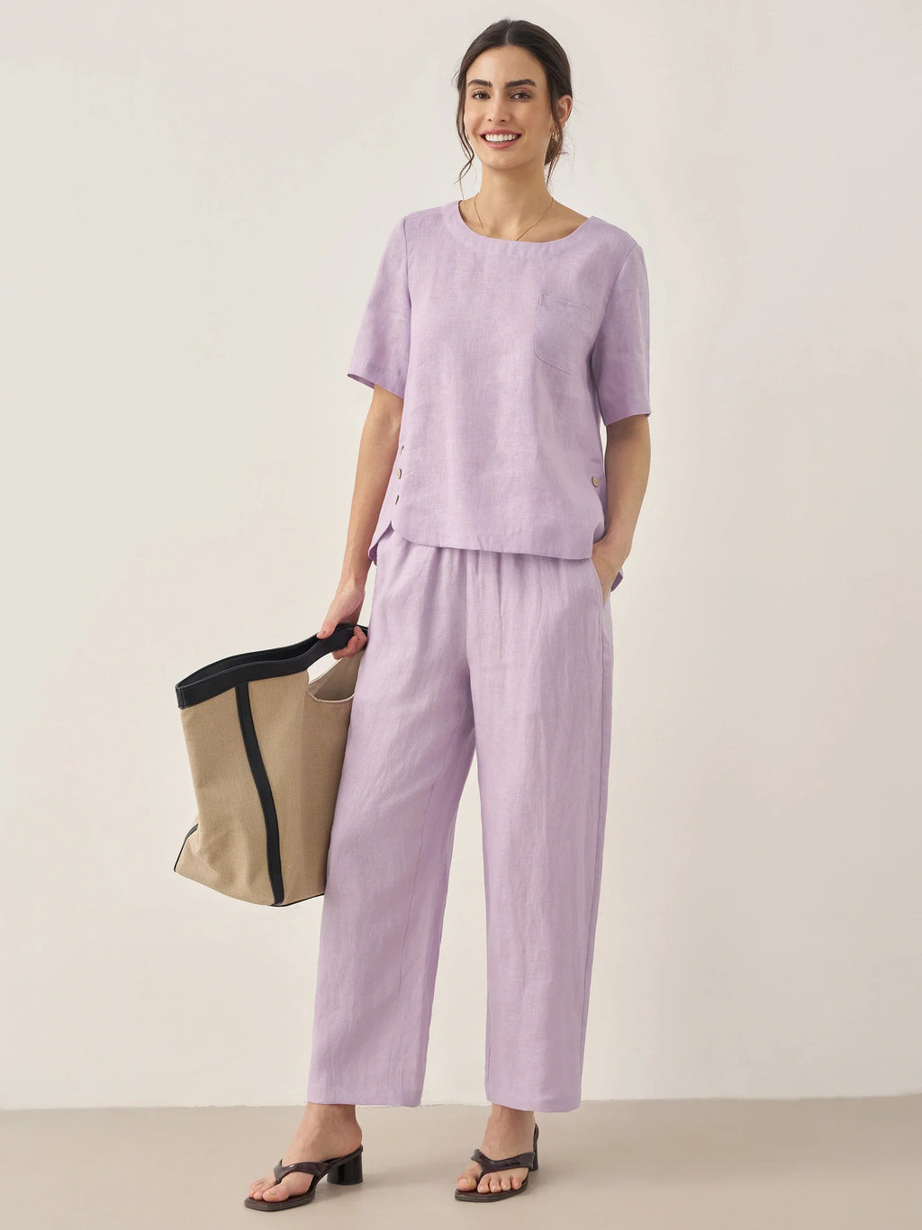 Conjunto de Top de Manga Corta con Cuello Redondo, Detalles de Botones y Pantalones 100% Lino SASHA