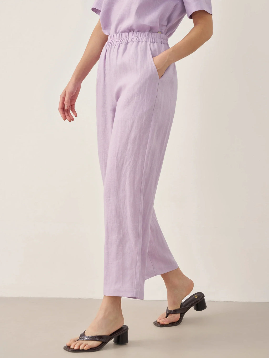 Conjunto de Top de Manga Corta con Cuello Redondo, Detalles de Botones y Pantalones 100% Lino SASHA