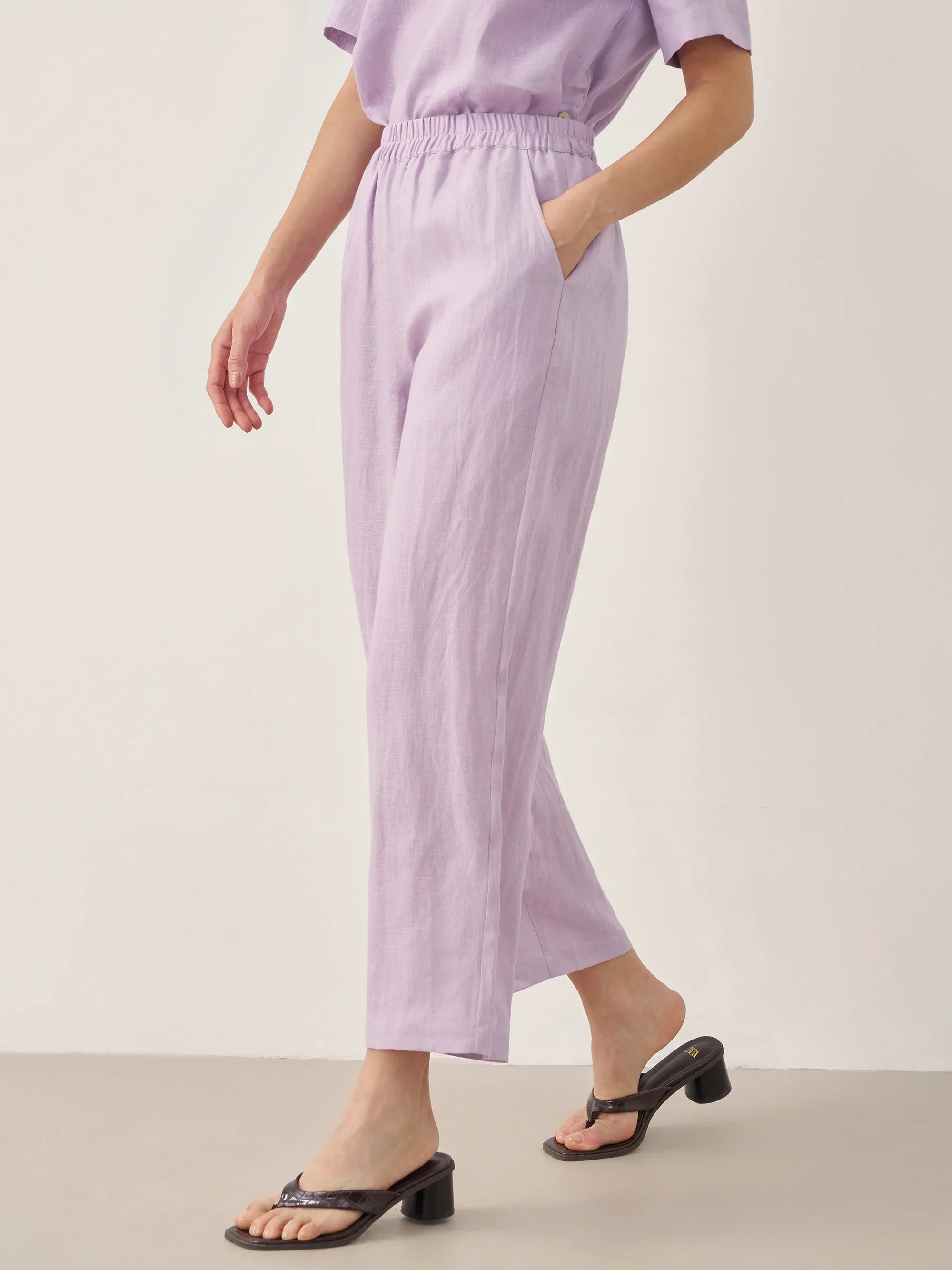 Conjunto de Top de Manga Corta con Cuello Redondo, Detalles de Botones y Pantalones 100% Lino SASHA
