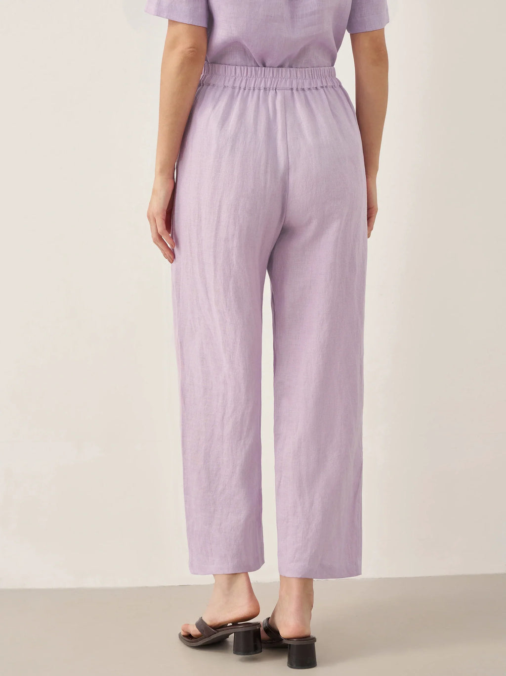 Conjunto de Top de Manga Corta con Cuello Redondo, Detalles de Botones y Pantalones 100% Lino SASHA