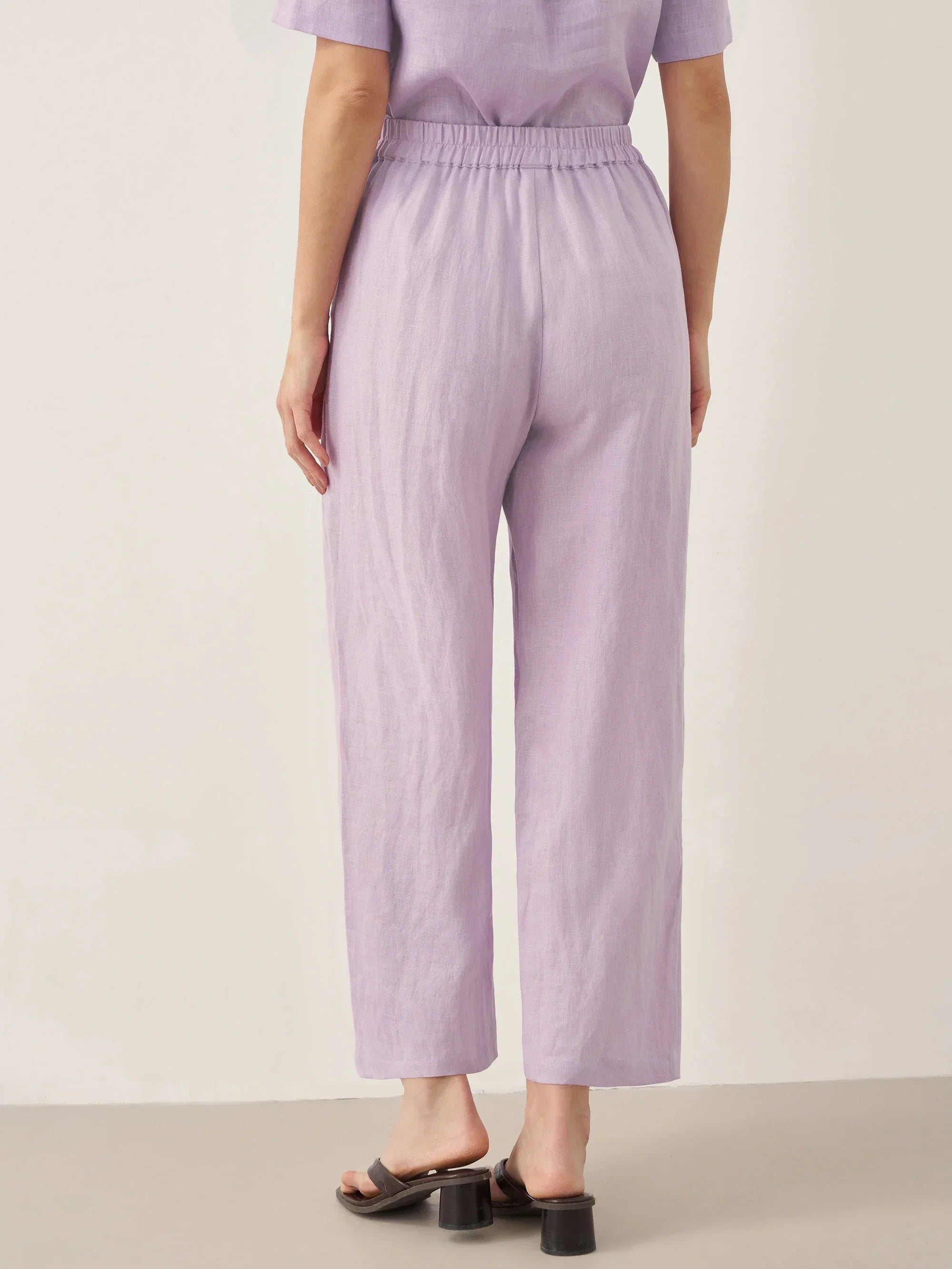 Conjunto de Top de Manga Corta con Cuello Redondo, Detalles de Botones y Pantalones 100% Lino SASHA