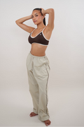 Acepto el cambio con gracia. Pantalón beige versátil de corte relajado.