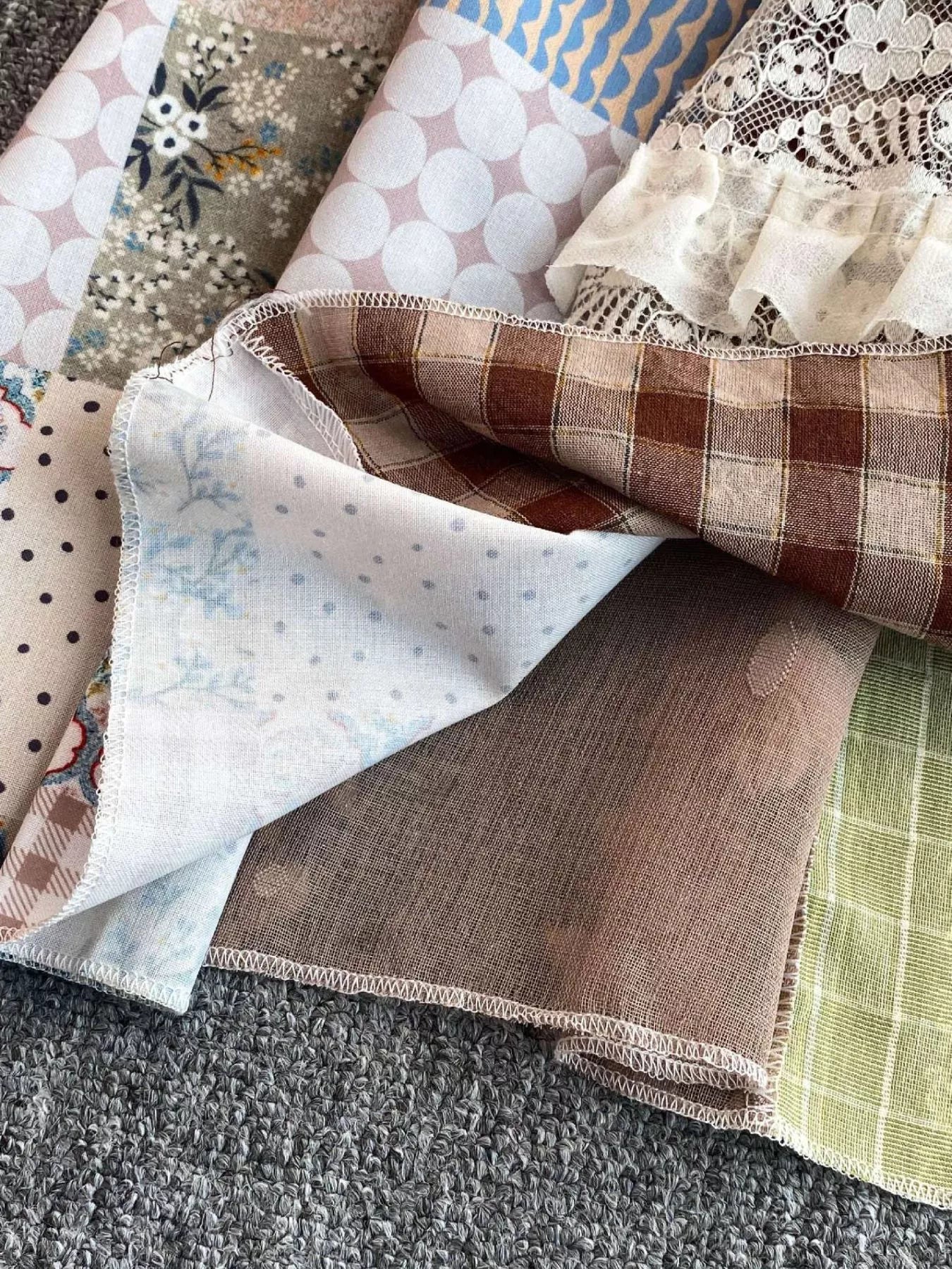 A-Linien-Kleid mit Spitzenborte und Patchwork-Muster