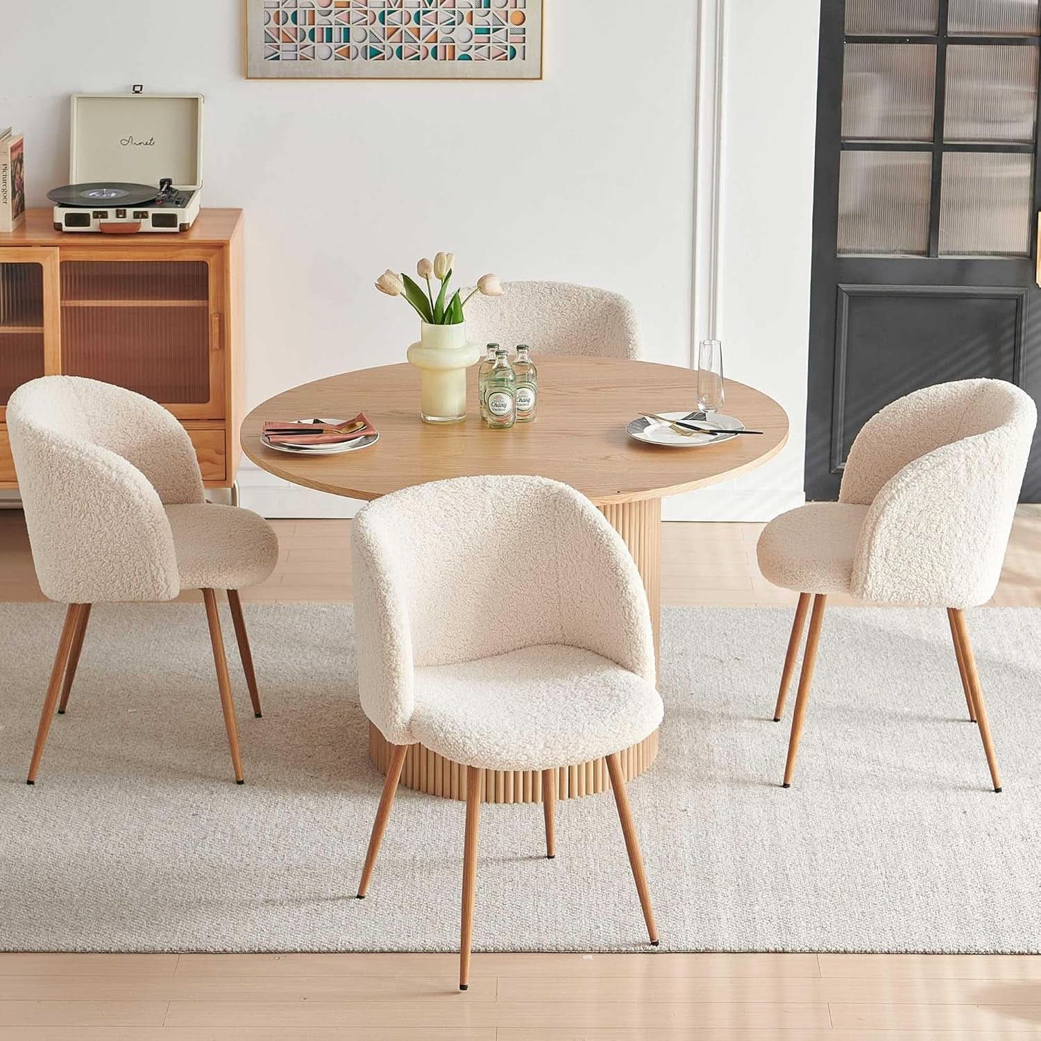Mesa de comedor redonda de cuarenta y siete pulgadas con sillas con acabado de roble