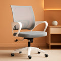 Silla de oficina ergonómica gris con respaldo de malla y soporte lumbar