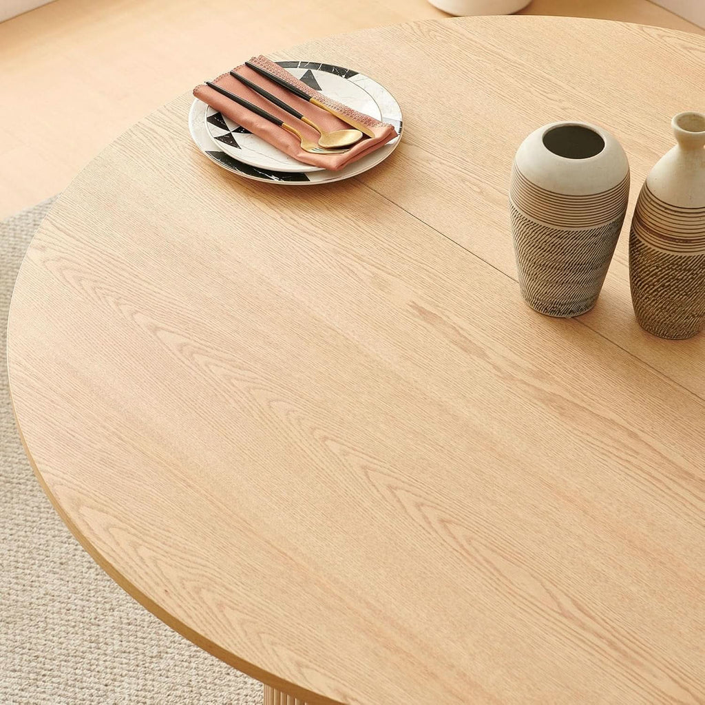Mesa de comedor redonda de cuarenta y siete pulgadas con sillas con acabado de roble