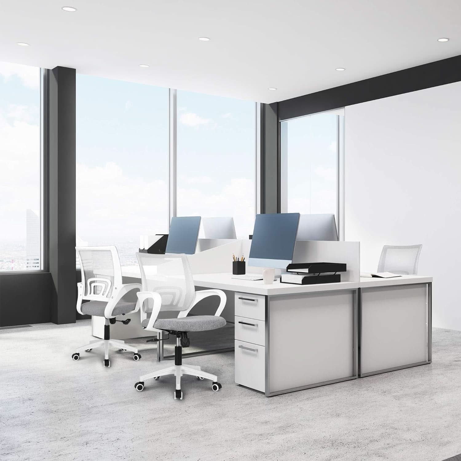 Silla de oficina ergonómica gris con respaldo de malla y soporte lumbar