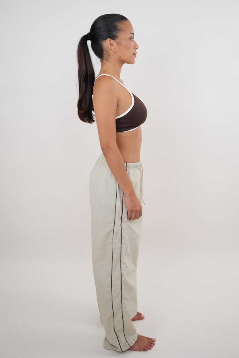 Acepto el cambio con gracia. Pantalón beige versátil de corte relajado.