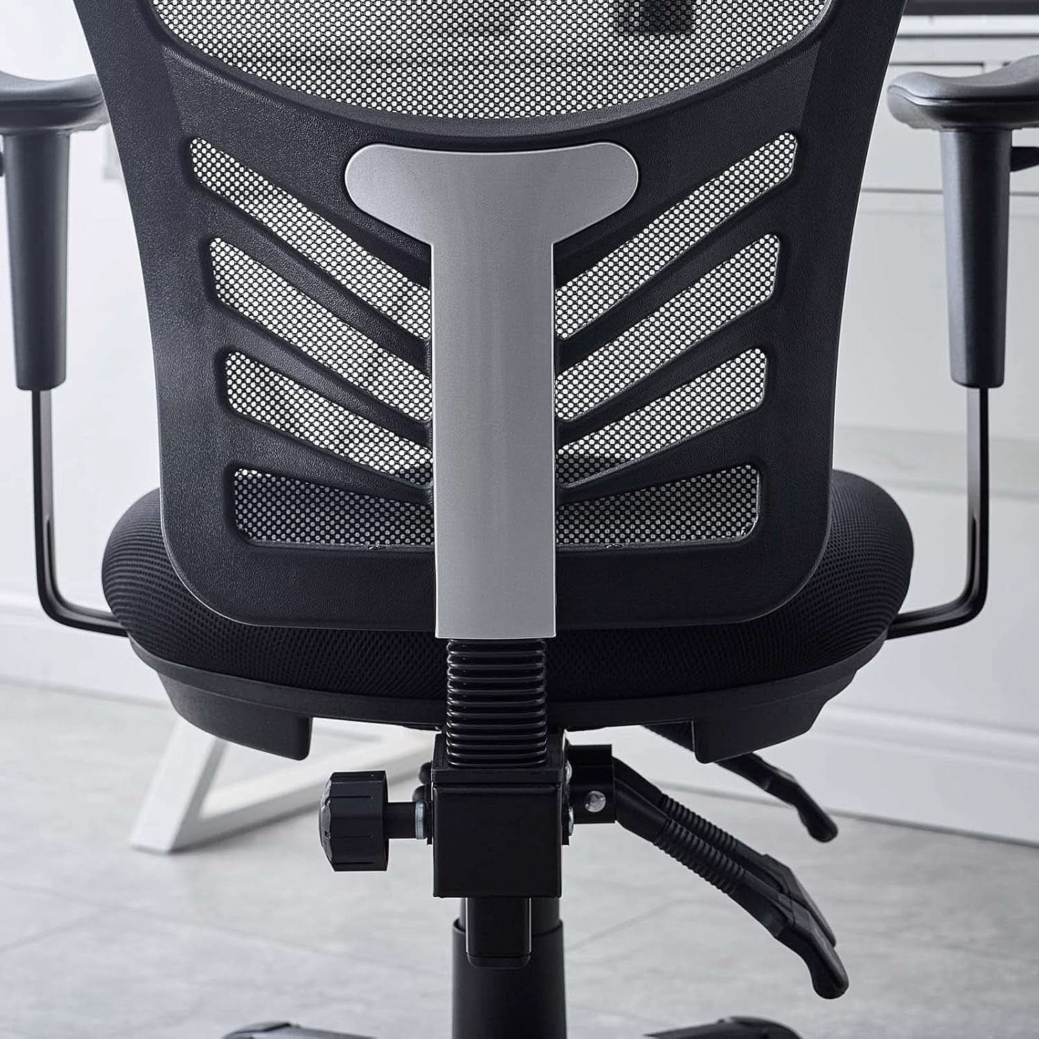 Silla de oficina ergonómica de malla articulada, color negro, con soporte lumbar