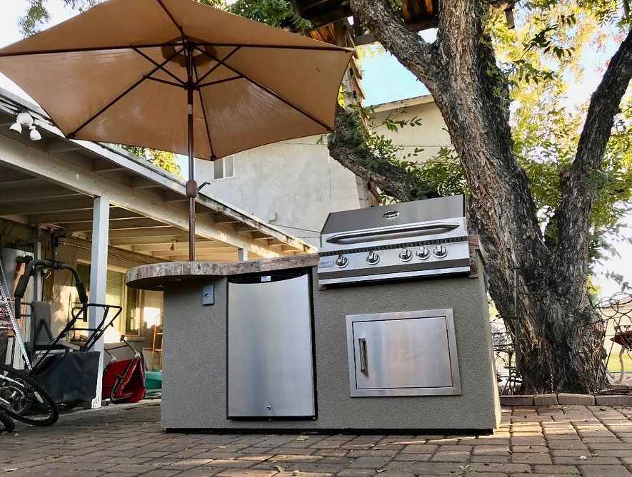 Isla de barbacoa Kokomo Grill Maui de 7'6" con barra redonda de 33", luces LED y barbacoa integrada