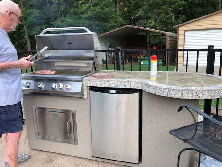 Isla de barbacoa Kokomo Grill Maui de 7'6" con barra redonda de 33", luces LED y barbacoa integrada