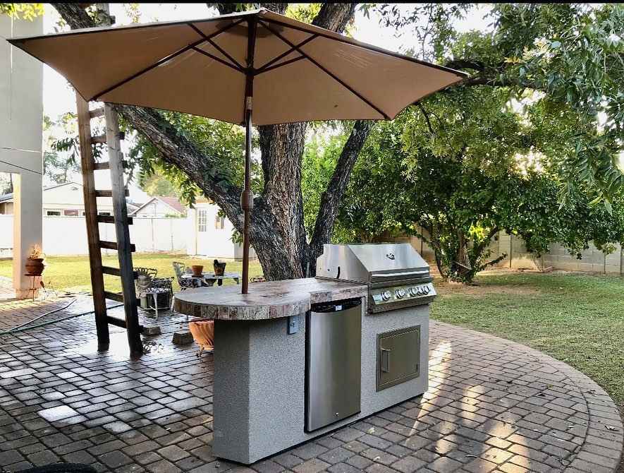 Isla de barbacoa Kokomo Grill Maui de 7'6" con barra redonda de 33", luces LED y barbacoa integrada