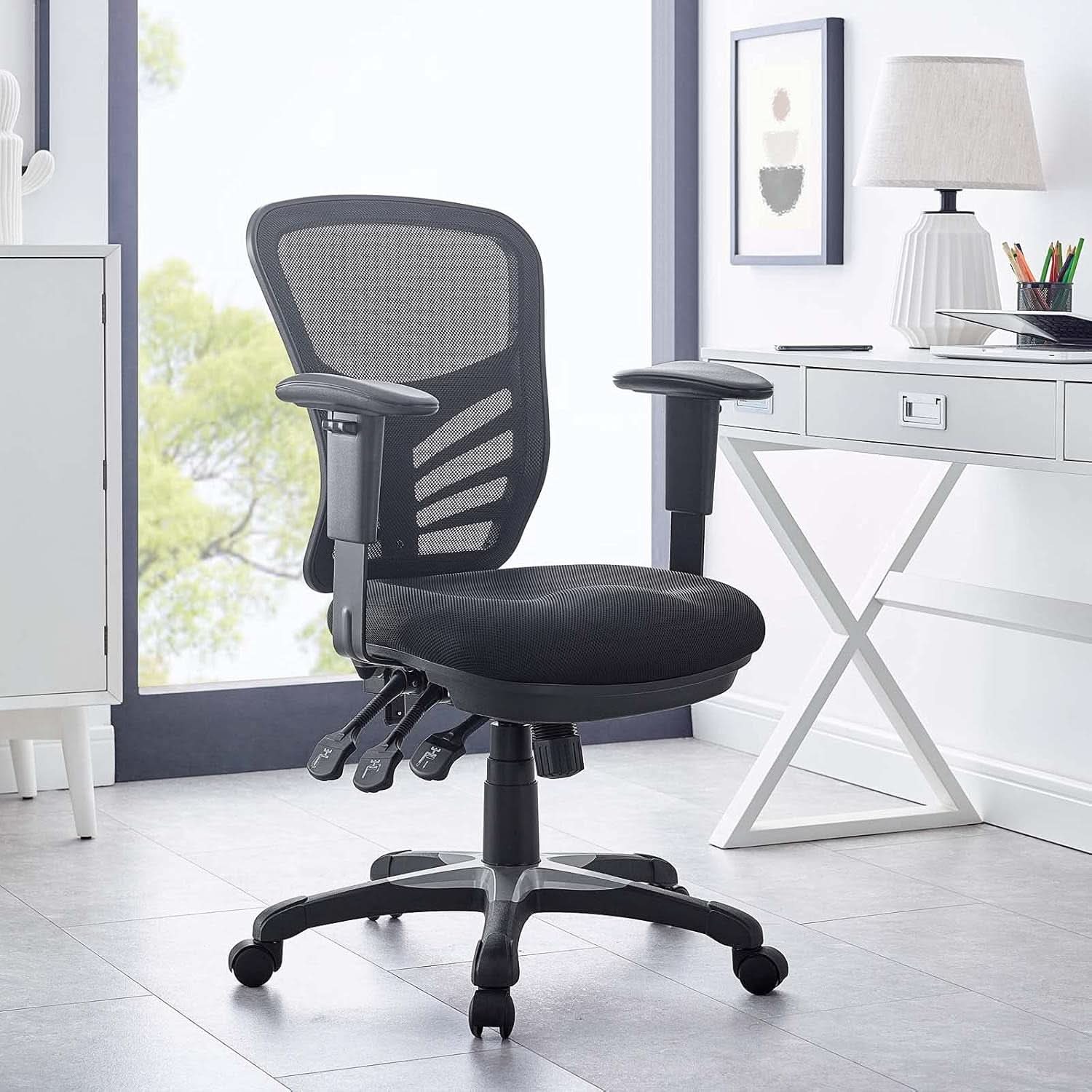 Silla de oficina ergonómica de malla articulada, color negro, con soporte lumbar