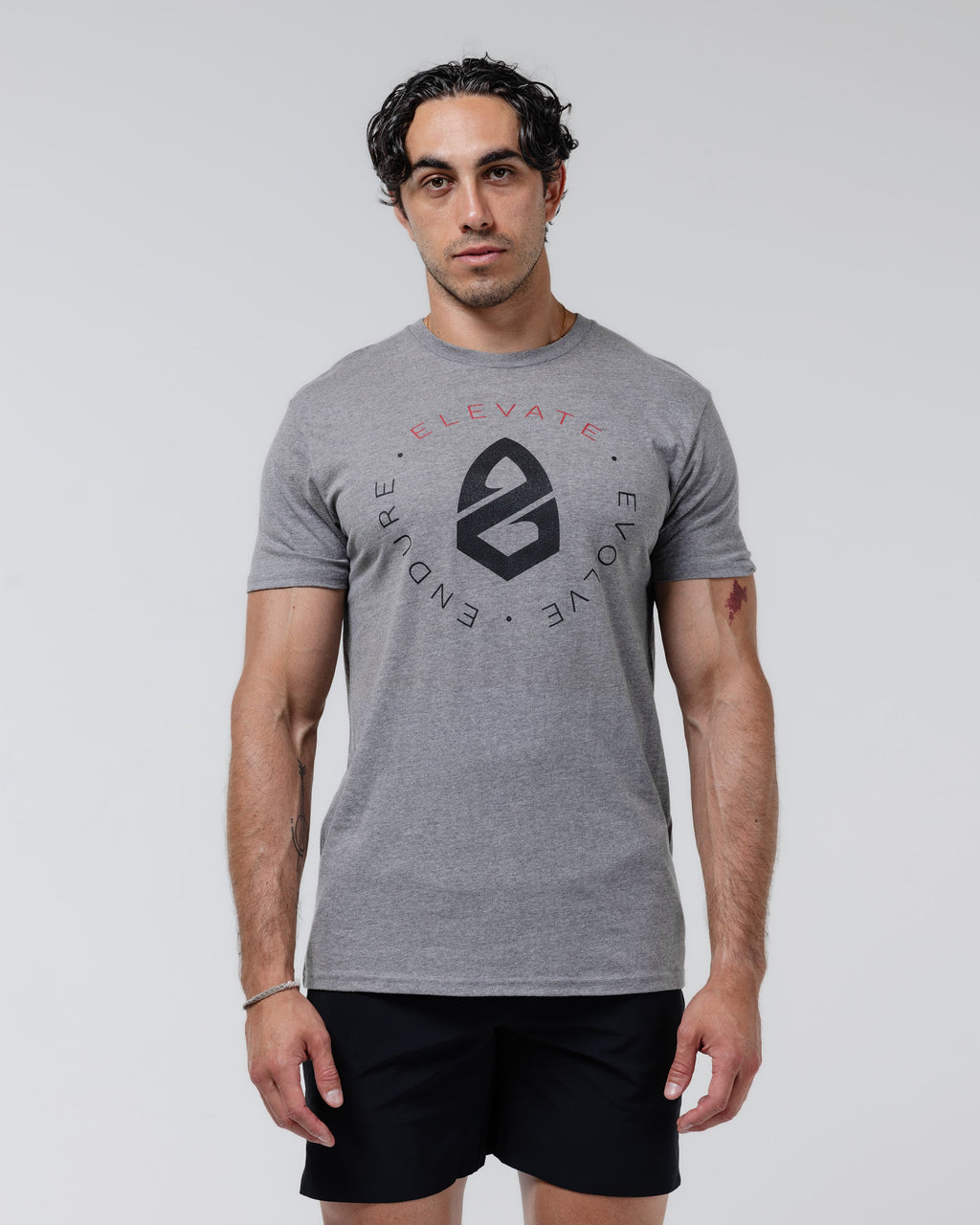 Camiseta gráfica con escudo