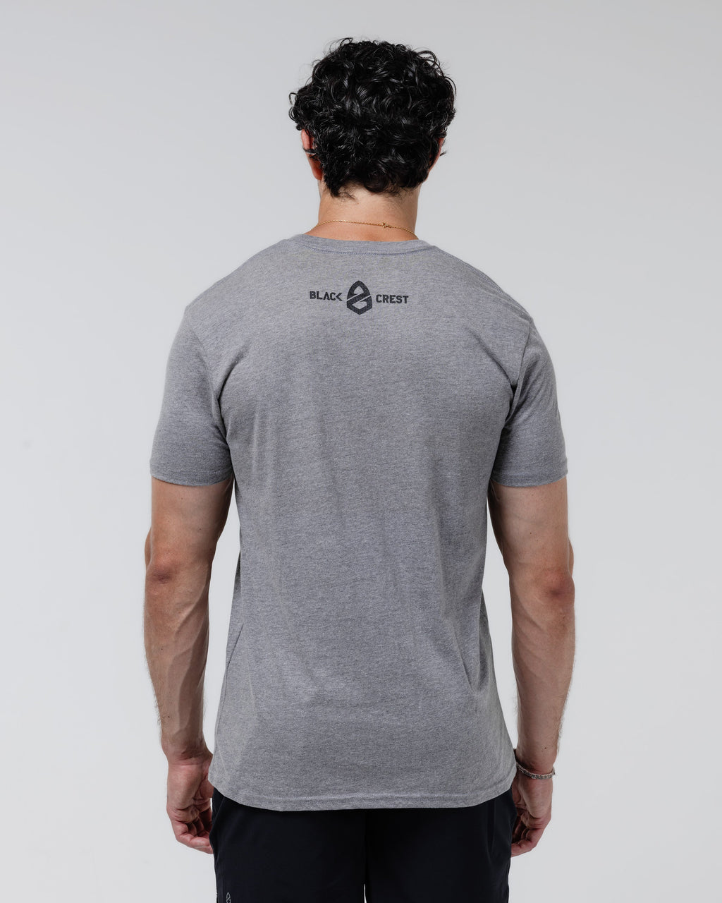 Camiseta gráfica con escudo
