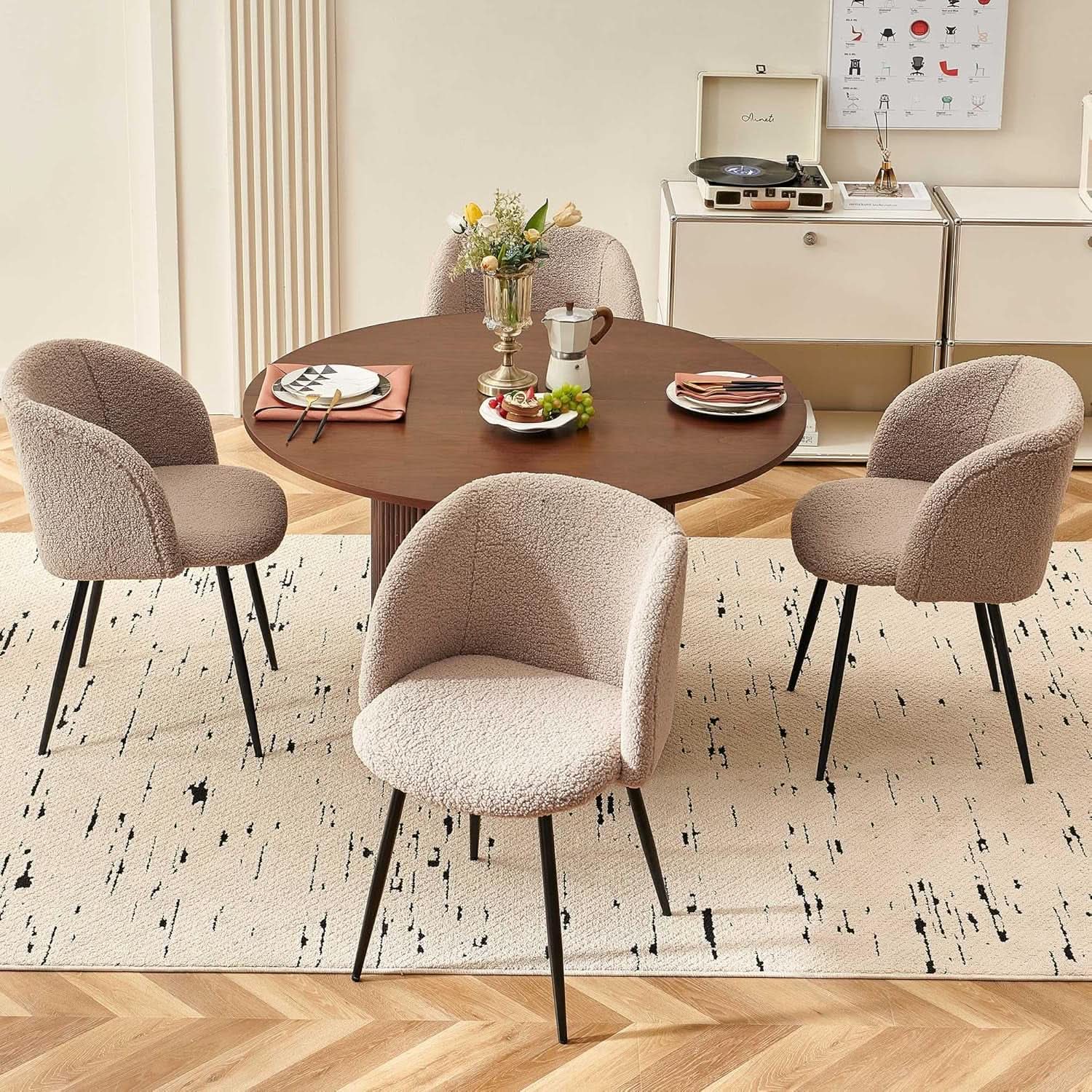 Juego de comedor redondo de cuarenta y siete pulgadas, sillas con vetas de madera con acabado nogal