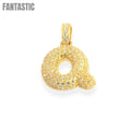 Colgante con letras de burbuja "Q" con circonitas de oro de 14K
