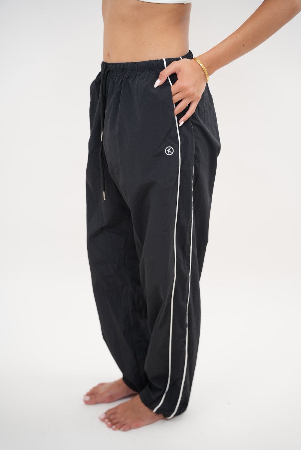 Acepto el cambio con gracia - Pantalón negro versátil de corte holgado