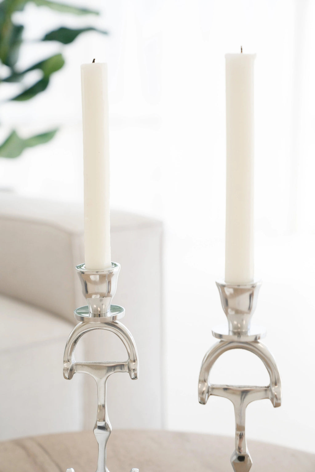 Juego de dos candelabros Huntley D, juego de dos en acabado plateado de aluminio
