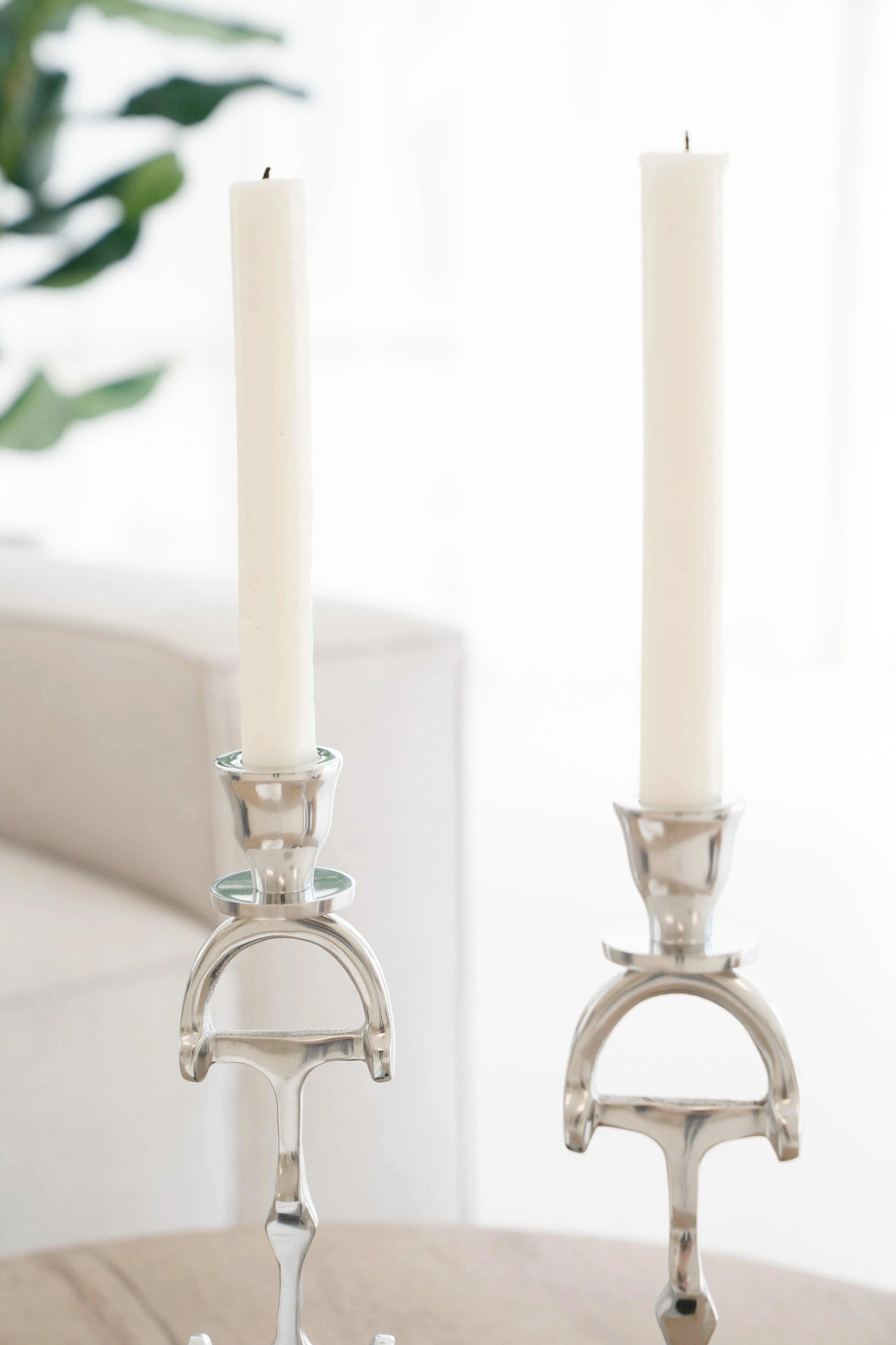 Juego de dos candelabros Huntley D, juego de dos en acabado plateado de aluminio