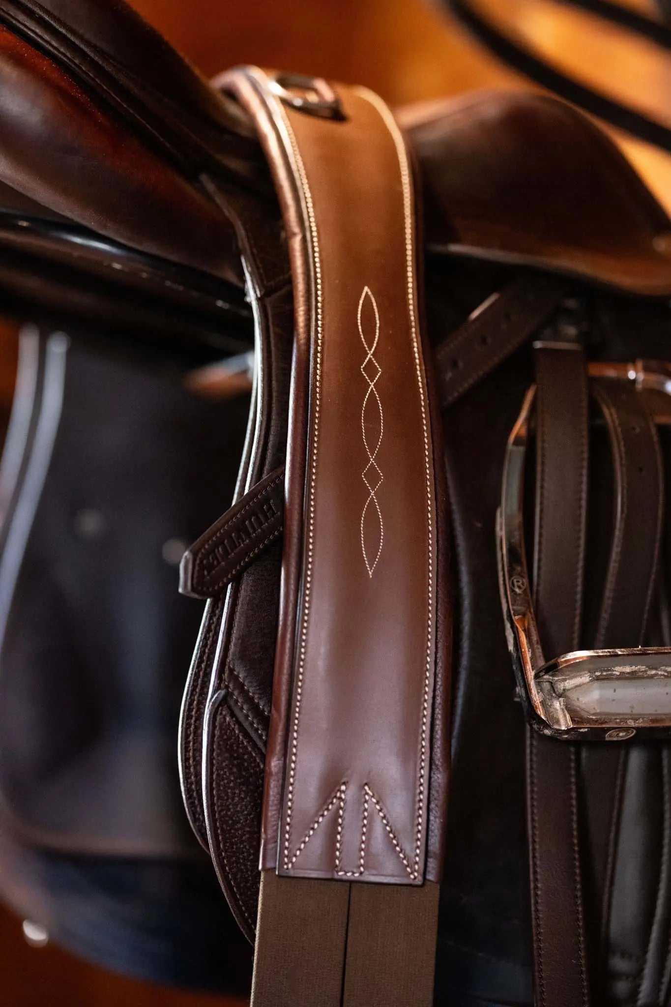 Cincha de cuero Huntley Equestrian Sedgwick con costuras decorativas y acolchada con forma contorneada y elástico en ambos extremos