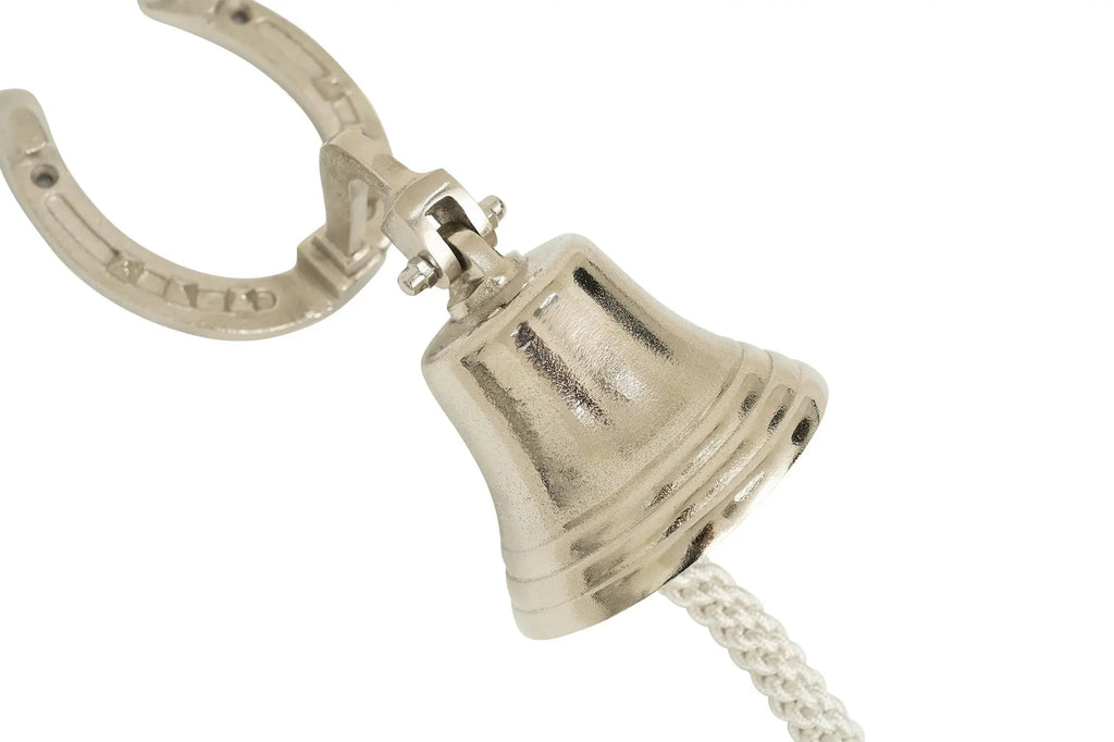 Herradura para caballo con campana, montada en la pared Huntley Equestrian