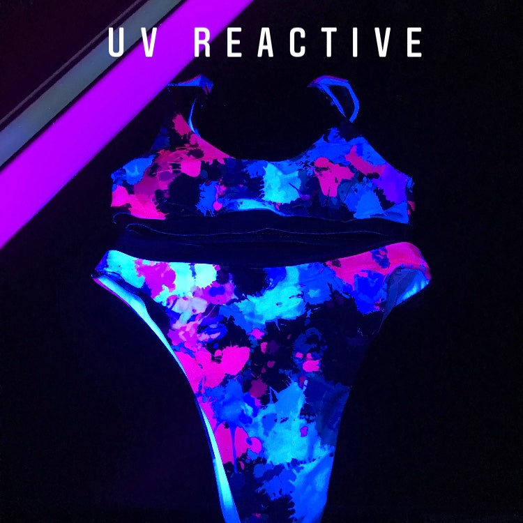 Top deportivo y bikini de tiro alto con salpicaduras de pintura rosa y azul / Conjunto de rave | Reactivo a la luz negra UV