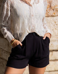 Pantalones cortos tipo bermudas, lino negro