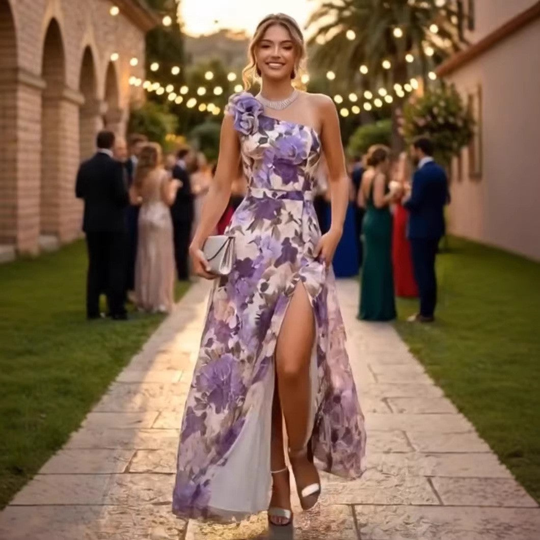 Vestido maxi con estampado floral, hombros inclinados, corte ajustado, cintura adelgazante y abertura para verano