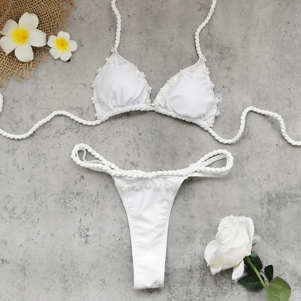 Traje de baño sexy para mujer, color blanco puro, de tiro bajo, con cuerda trenzada, cordones y espalda descubierta con aberturas.