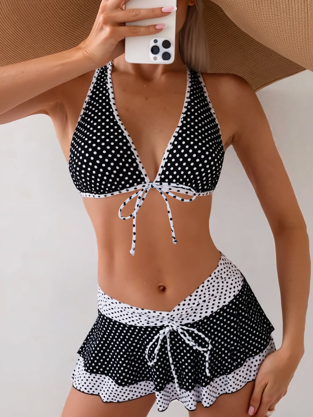 Conjunto de bikini de tres piezas para mujer con estampado de lunares, cordones y sobrefalda, ideal para vacaciones
