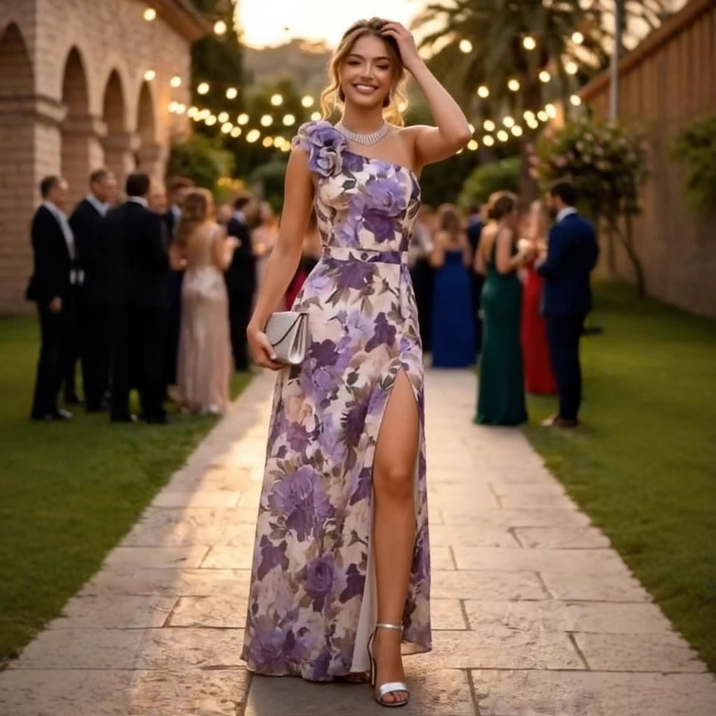 Vestido maxi con estampado floral, hombros inclinados, corte ajustado, cintura adelgazante y abertura para verano