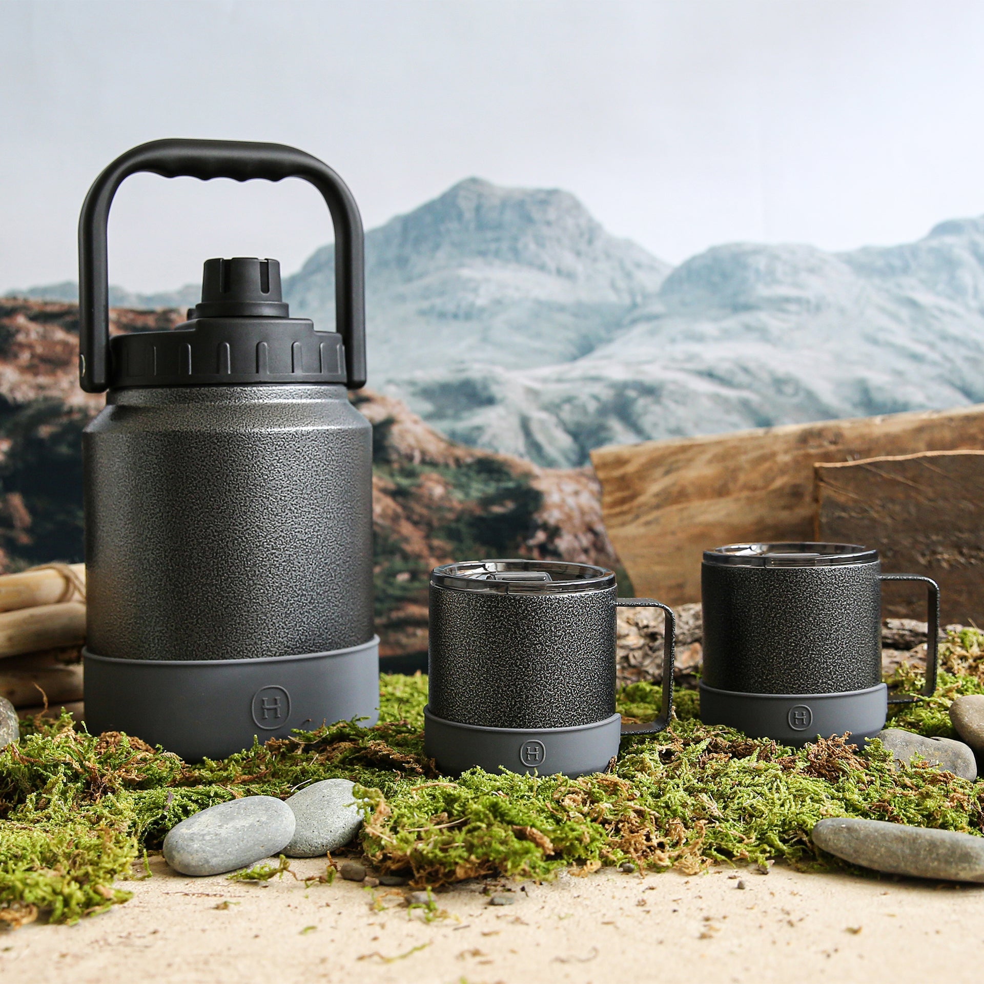 Jarra negra para exteriores y juego de tazas para acampar