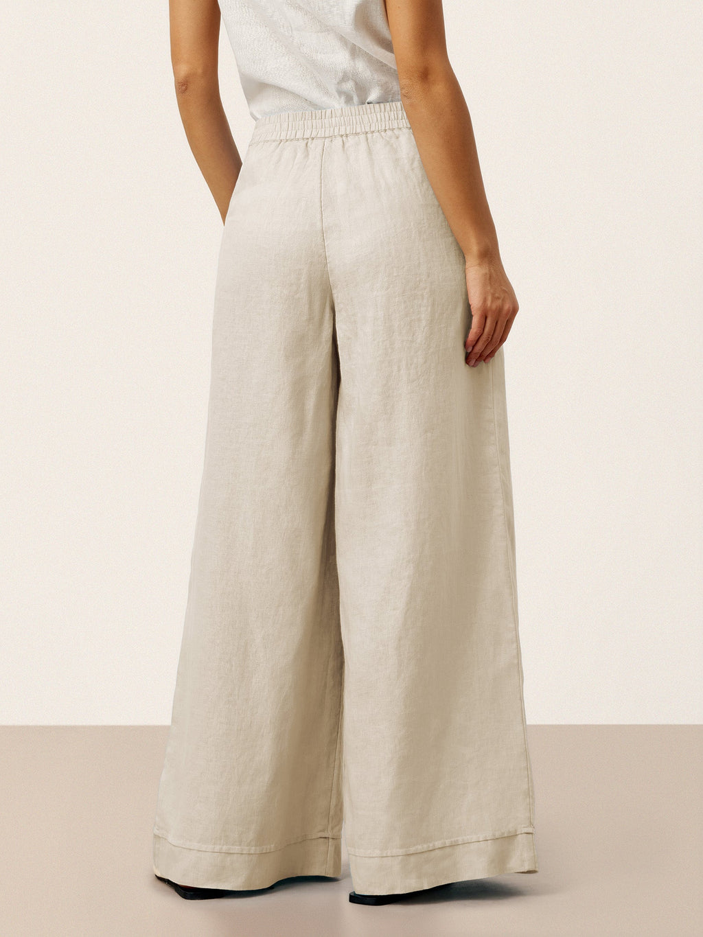 Pantalones VERIDIANA de lino 100% con pliegues esculpidos y espalda elástica, de corte relajado