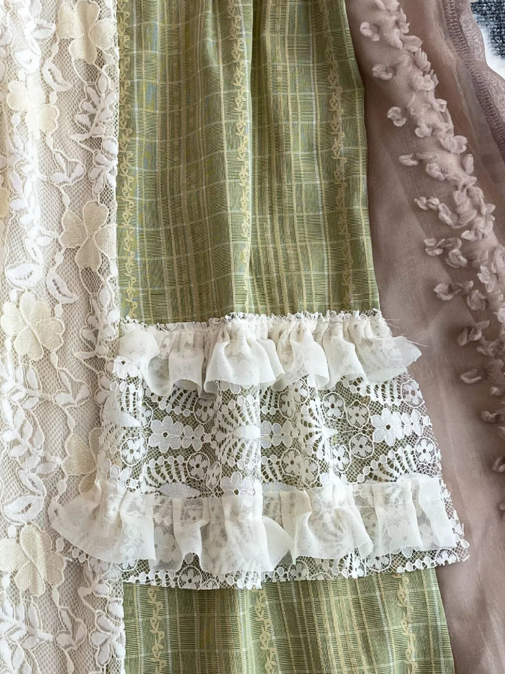 A-Linien-Kleid mit Spitzenborte und Patchwork-Muster