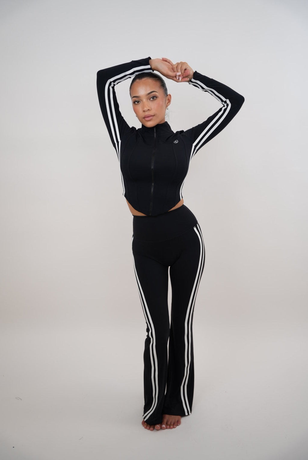 Soy un pantalón acampanado negro motivado