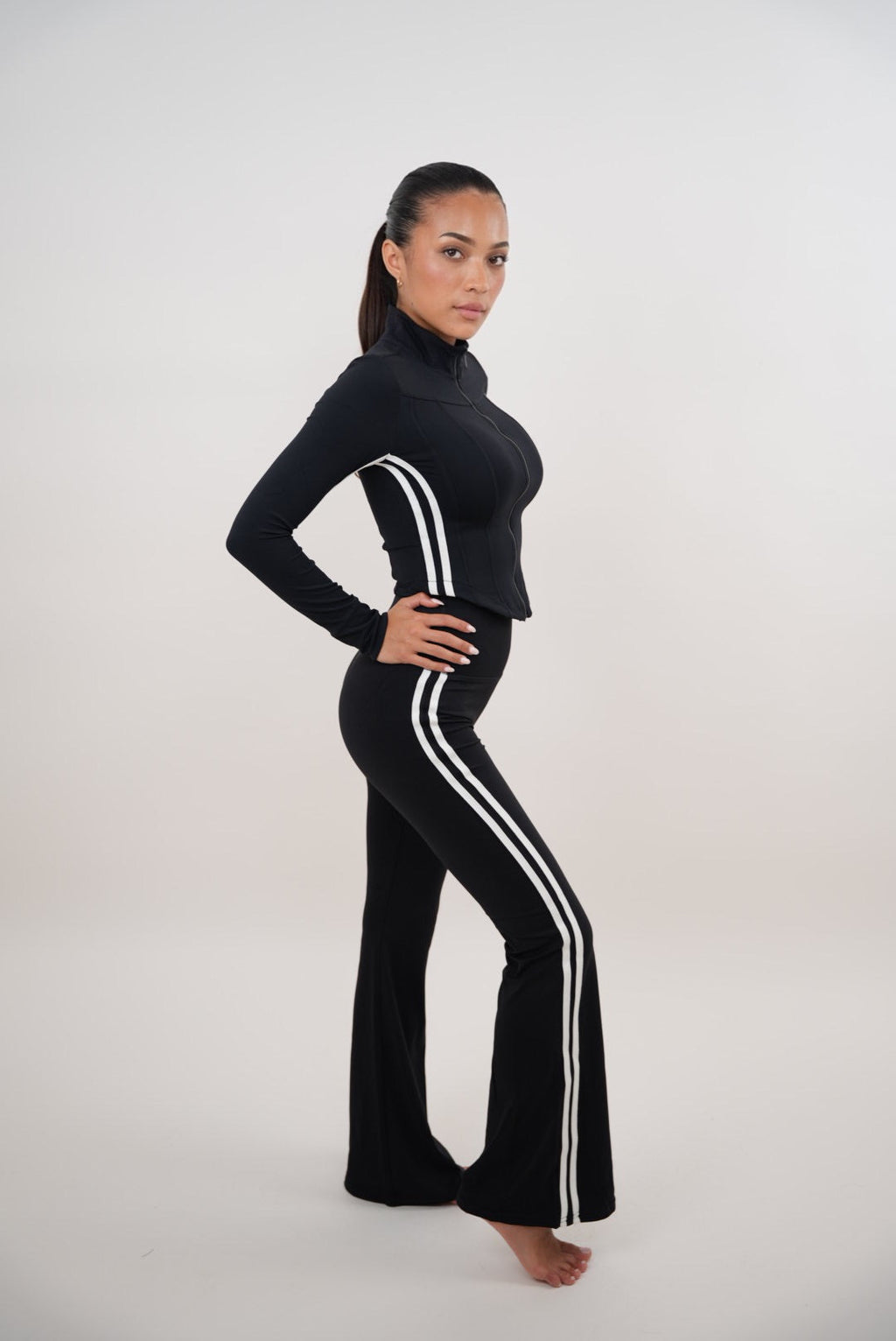 Soy un pantalón acampanado negro motivado